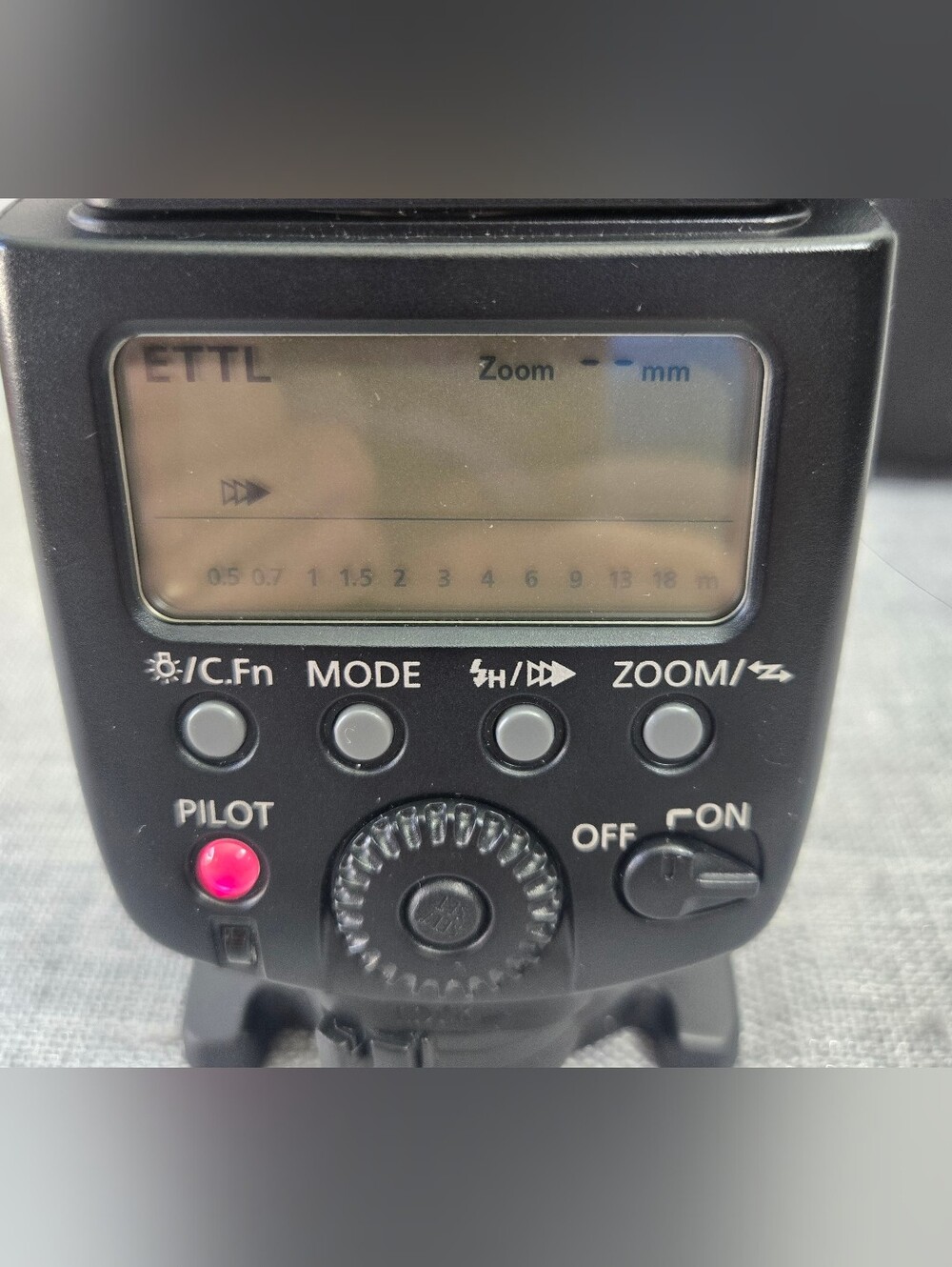Canon Speedlite 580EX II Shoe Mount Flash with Soft Case & Stand - Picture 4 of 6